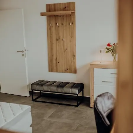 Grosszuegiges Fuer 12 Neu Renoviert *