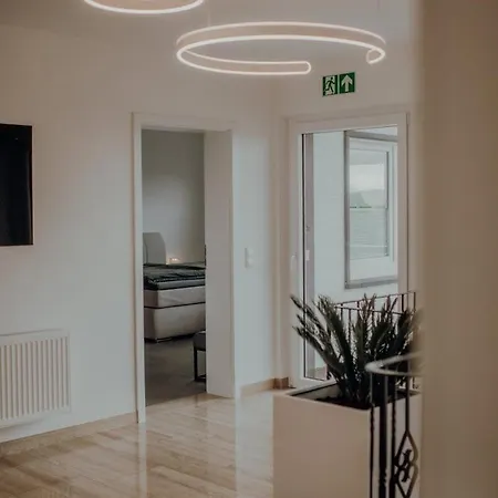 Grosszuegiges Fuer 12 Neu Renoviert *